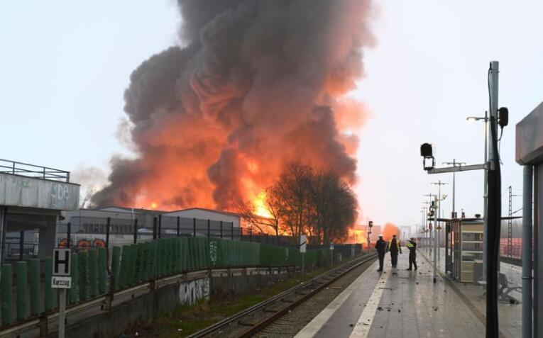 德國漢堡倉庫火災洩毒氣　列車停駛、140人被疏散